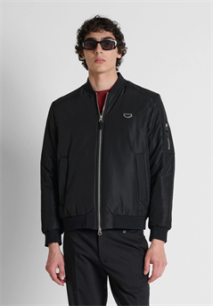 Abrigo negro regular fit en tejido técnico acolchado con logo metálico